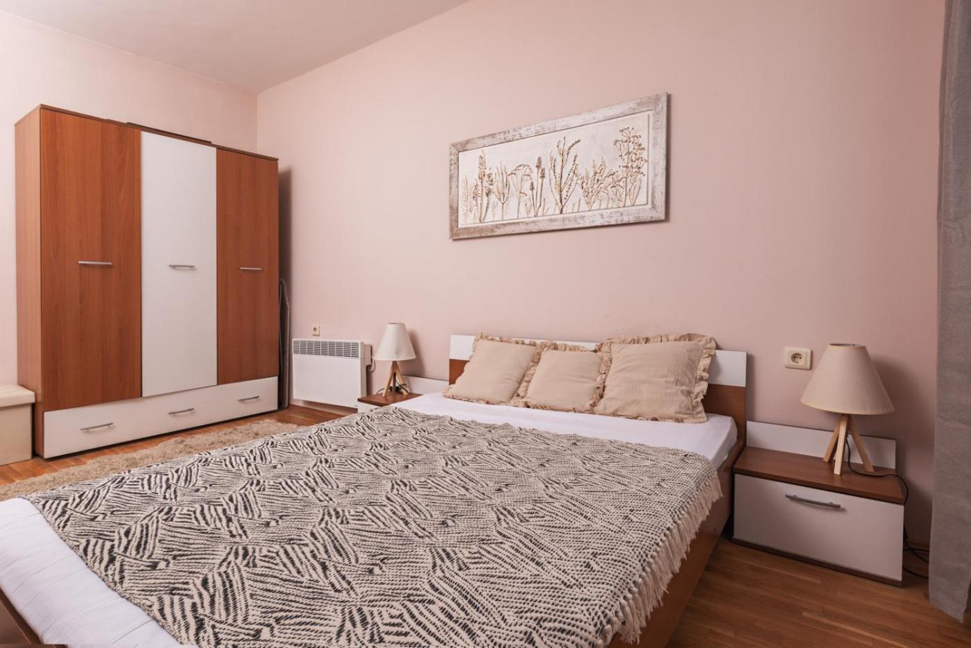 Sweet Home Varna Luaran gambar